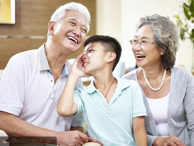 老一辈喜欢溺爱孩子，年轻的父母该怎么做？